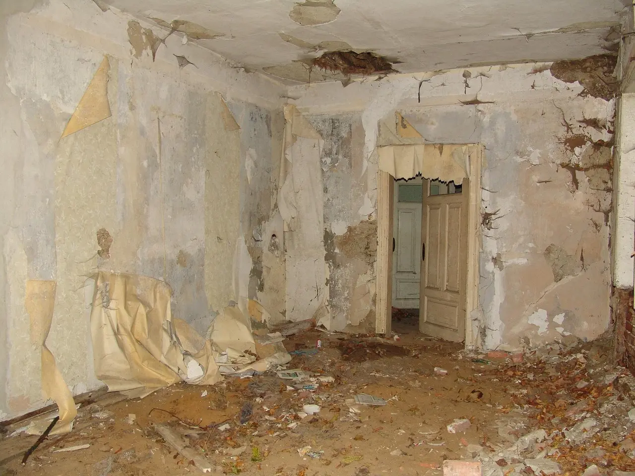 Rum med tydelige tegn på dårlig vedligeholdelse