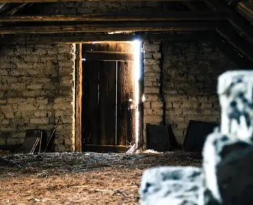 Efterisolering af loftet i et 1½-planshus: regler og pris