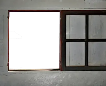 Hvordan retter jeg en skæv vinduesramme i træ?