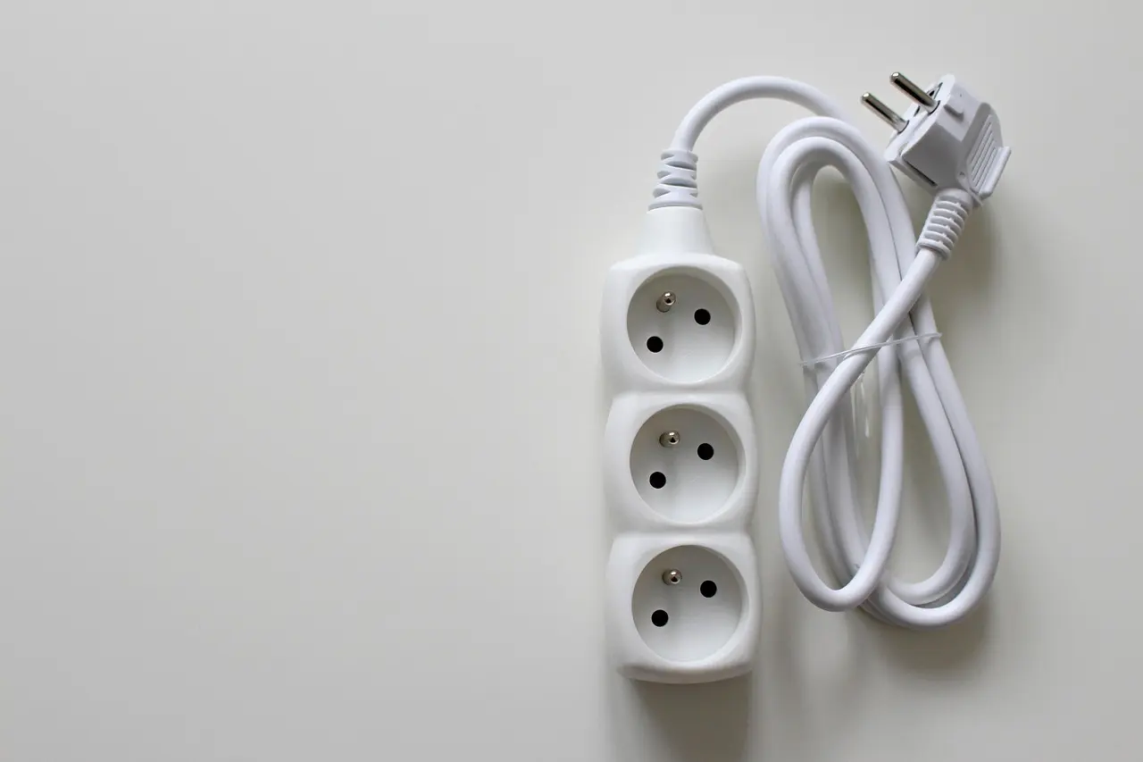 Jo flere digitale enheder vi bruger, desto vigtigere bliver smart kabelstyring i hjemmet
