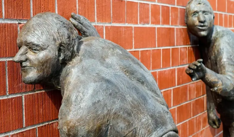 Montering af stænkplade i køkkenet: lim eller skruer?