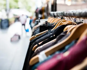 Planlæg en tøjbyttedag derhjemme med vennerne