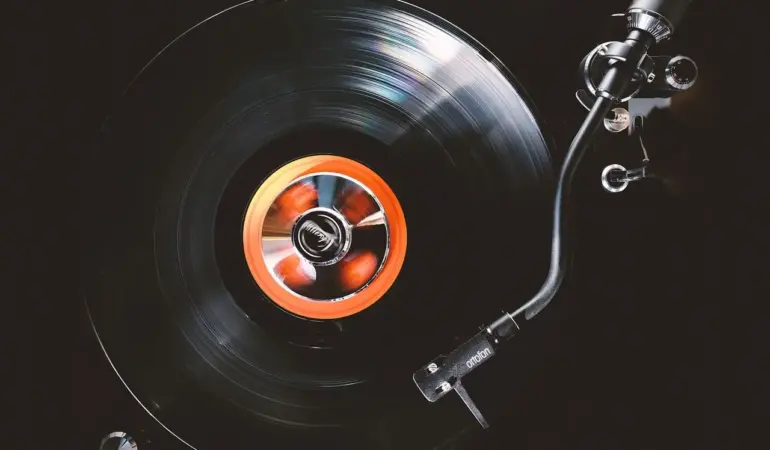 Sådan monterer du et bruseafløb i et vinylgulv