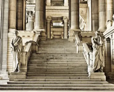 Sådan reparerer du et løst trappetrin med lim og skruer