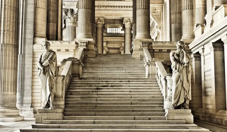 Sådan reparerer du et løst trappetrin med lim og skruer