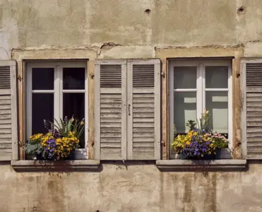 Sådan reparerer du revner i gipsloftet