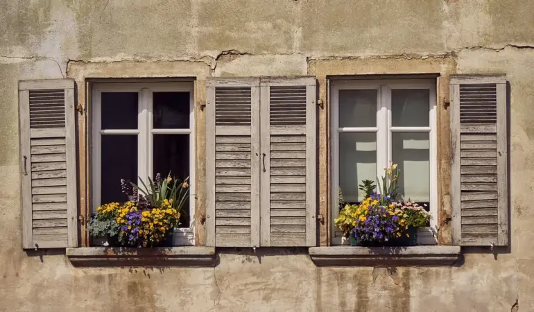 Sådan reparerer du revner i gipsloftet