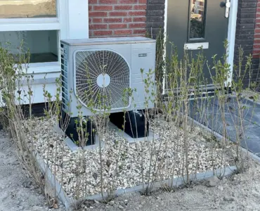 Støjgrænser for naboens varmepumpe ved skel