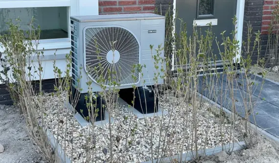 Støjgrænser for naboens varmepumpe ved skel